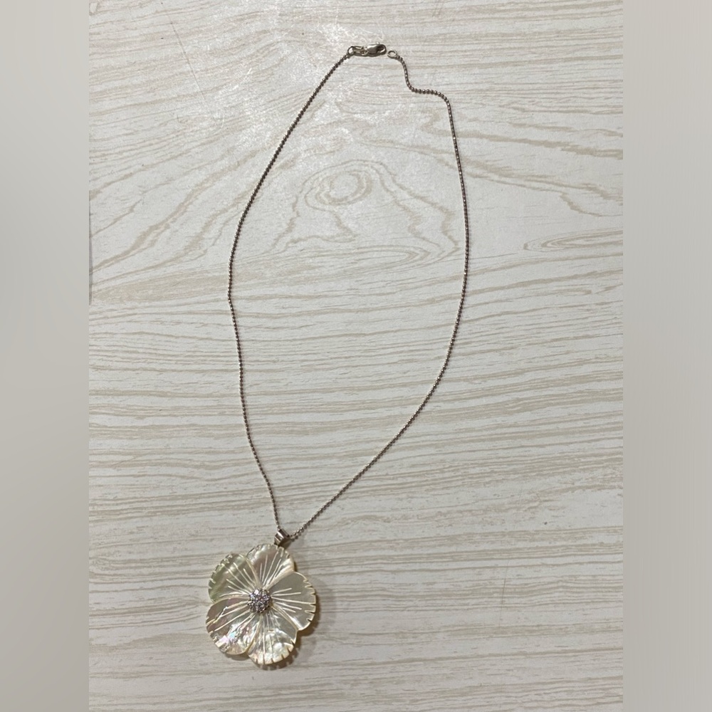 Sterling silver chain flower mother of pearl